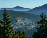 Nejvyšší vrchol Beskyd, Lysá hora 1323 m.n.m., v popředí Pustevny.