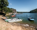 Pohled z kempu Wilsonka směrem na vyhlídkové místa a zbytky hradu Kokštejn.